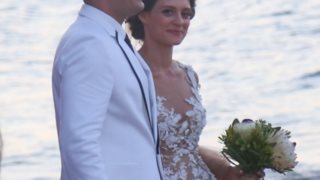 Τόνι Σφήνος : Όλες οι φωτογραφίες από τον πολυσυζητημένο γάμο στις Σπέτσες