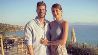 Άκης Πετρετζίκης &amp; Φωτεινή Παπαλεωνιδοπούλου: Ποζάρουν αγκαλιά και επιβεβαιώνουν τη σχέση τους! Δείτε το στιγμιότυπο