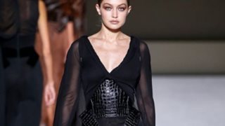 Tom Ford: Άνοιξε την Εβδομάδα Μόδας της Νέας Υόρκης με ένα show εμπνευσμένο από την κομψότητα των 90s