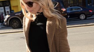 Sienna Miller: Φοράει το παλτό που θέλουμε να αγοράσουμε το φετινό χειμώνα
