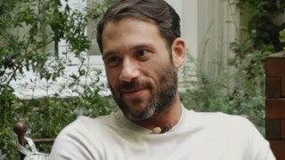 Αντίνοος Αλμπάνης: "Ο τρόπος που δουλεύουμε οι Έλληνες ηθοποιοί δεν είναι αυτός που πρέπει - Έχω φορέσει μουχλιασμένα ρούχα για να κάνω τη δουλειά μου"