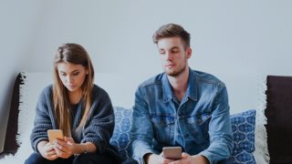 Ζηλεύεις τους άντρες φίλους της;: Υπάρχει τρόπος για να μην θυμώνεις συνεχώς και για να μην ξανακάνεις έντονες σκηνές ζηλοτυπίας.