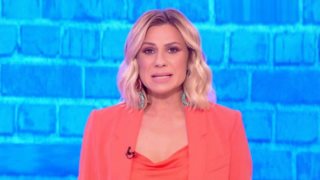 Μουδιασμένη η Κατερίνα Καραβάτου στην έναρξη του &quot;Τι λες τώρα!&quot; - &quot;Έχει σφιχτεί η δική μου ψυχή...&quot;