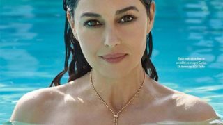 Monica Belucci : Γυμνή στην πισίνα στα 51 της χρόνια!