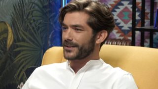 Γιώργος Λασκαρίδης: Συνάντησε τις «Σφήκες» και γδύθηκε μπροστά τους! Δείτε το video