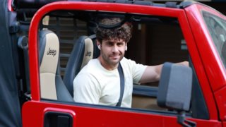 Ο Κωνσταντίνος Βασάλος με το νέο του look στο Κολωνάκι