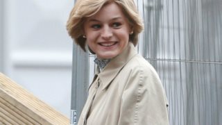 Emma Corrin: Δείτε την με το νυφικό της Diana στην 4η σεζόν του The Crown
