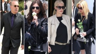 Το Τελευταίο Αντίο Στον Γιάννη Αγγελάκη
: Ήταν όλοι εκεί για να τον αποχαιρετήσουν!