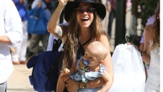 Σοφία Καρβέλα: Αγκαλιά με τα δυο της παιδιά