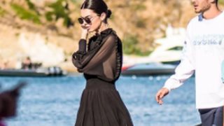 Kendall Jenner
 
: Με τη Bella Hadid στη Μύκονο! Η απόλυτα sexy εμφάνιση σε beach party