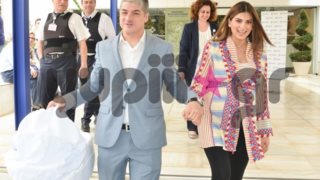 Σταματίνα Τσιμτσιλή: Η έξοδος από το μαιευτήριο: Με τον γιο της και τον Θέμη Σοφό στο πλευρό της!