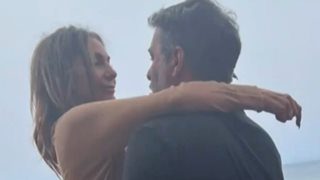 Δέσποινα Βανδή και Βασίλης Μπισμπίκης σε τρυφερά ενσταντανέ στο κέντρο της Αθήνας