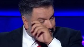 Λύγισε ο Γρηγόρης Αρναούτογλου στον "Εκατομμυριούχο": "Δώστε ένα φιλί στις μανάδες σας"