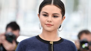 Selena Gomez: Ποζάρει με μαγιό και δείχνει την ουλή από την επέμβασή της