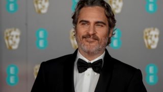 Joaquin Phoenix: Η αμήχανη υπόκλιση του στον πρίγκιπα William
