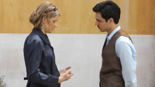 Άγριες Μέλισσες
: Νέες εξελίξεις! Η μυστηριώδης εξαφάνιση, η αποκάλυψη που καταρρακώνει την Ανέτ &amp; ο ερχομός ενός νέου άνδρα που θα ταράξει τη ζωή της Δρόσως