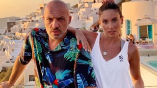 Νίκος Μουτσινάς: Διακοπές στην Σαντορίνη με την Αθηνά Οικονομάκου