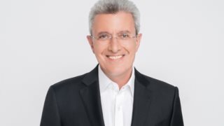 Σπάνια φωτογραφία του Νίκου Χατζηνικολάου με τα παιδιά του