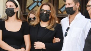 Συντετριμμένη η Δέσποινα Μοιραράκη στην κηδεία του Γιάννη Κοντούλη