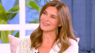 Το total white σύνολο της Μαρίας Ναυπλιώτου σε θεατρική πρεμιέρα που είναι η επιτομή της κομψότητας