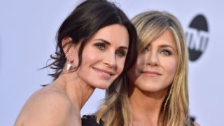 Η beauty στιγμή που θυμίζει ’90s: Jennifer Aniston &amp; Courteney Cox ξανασμίγουν με έμπνευση το &quot;Rachel haircut&quot;