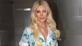 Η Κατερίνα Καινούργιου με το maxi φόρεμα στην απόχρωση που ταιριάζει σε όλες τις γυναίκες