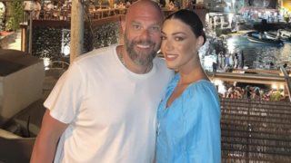 &quot;Πόσο ερωτευμένα την κοιτά&#39; | Το viral video με τον χορό της Ήβης Αδάμου και του Stavento