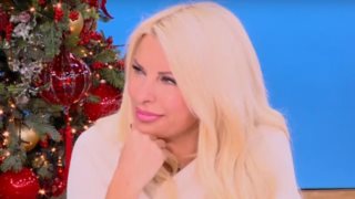 Το απίθανο σκηνικό στο χριστουγεννιάτικο τραπεζι της Ελένη Μενεγάκη