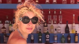 Ελένη Μενεγάκη: Ποζάρει με μαγιό και αποκαλύπτει με ποιους περνάει τις καλοκαιρινές διακοπές της