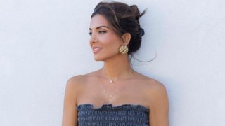 Η Σταματίνα Τσιμτσιλή για lunch break με φίλους στη Νέα Ερυθραία- Πώς συνδύασε το φούτερ της;