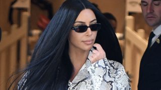 Hollywood Report
: Η εντυπωσιακή εμφάνιση της Kim Kardashian &amp; η αγνώριστη Katie Holmes μετά το ταξίδι στην Ελλάδα