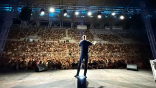 Αλέξανδρος Τσουβέλας: Ο "Εξωγήινος" απογείωσε την Πάτρα – Μια παράσταση-σταθμός στο Παμπελοποννησιακό Στάδιο