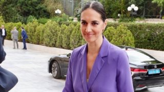 Η Νόνη Δούνια με κολακευτικό μαύρο μπικίνι | Έκανε το πρώτο μπάνιο στη θάλασσα την Πρωτομαγιά