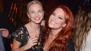 Η Σίσσυ Χρηστίδου ποζάρει αγκαλιά με την κόρη της Χριστίνας Κοντοβά και βαφτιστήρα της, Ada