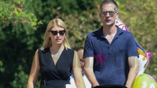 Σία Κοσιώνη &amp; Κώστας Μπακογιάννης: Οικογενειακές διακοπές στα Χανιά! Δείτε το σπάνιο στιγμιότυπο