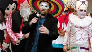 «Στην Υγειά Μας, Ρε Παιδιά»: Όσα θα δούμε στην αποκριάτικη εκπομπή του Σαββάτου