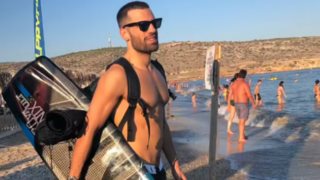 Eye candy: Ο Κωνσταντίνος Αργυρός ποζάρει μόνο με το μαγιό του!