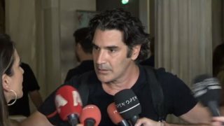 Ο Χριστόφορος Παπακαλιάτης έμαθε on camera το χαμό του Κώστα Καζάκου: &quot;Τι μου το λέτε αυτό ζωντανά ρε παιδιά;&quot;