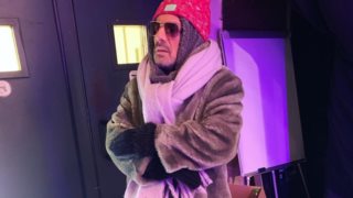 Νίκος Μουτσινάς
: Η απίστευτη εμφάνιση στην εκπομπή του &amp; το ξεκαρδιστικό χορευτικό φορώντας πανύψηλες γόβες