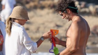 Αθηνά Οικονομάκου &amp; Φίλιππος Μιχόπουλος | Χαλαρές στιγμές στην παραλία