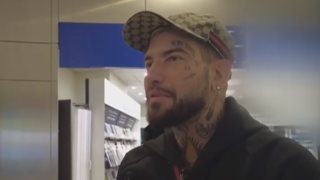 Η επική αντίδραση του Snik σε ερώτηση για τον Νταλάρα: "Είναι αυτός που τα είχε με την Άννα Βίσση;"