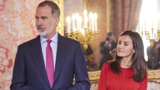 Hollywood Report | Το ισπανικό στέμμα πρώτη φορά μετά το σκάνδαλο &amp; η κόρη του Bradley Cooper στο κόκκινο χαλί