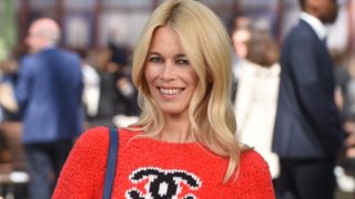 H Claudia Schiffer κάνει διακοπές στην Αντίπαρο