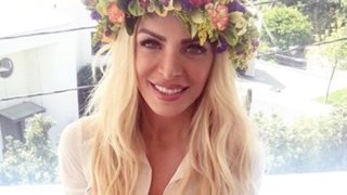 Χρόνια Πολλά Κατερίνα Καινούργιου!: Όλες οι φωτογραφίες: Το εντυπωσιακό μπουκέτο, η τούρτα και οι άνθρωποι που βρέθηκαν δίπλα της