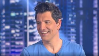 Σάκης Ρουβάς: "Βγάζω το καπέλο στον Απόστολο για τη συμμετοχή του στο 'Survivor'. Έχω συγκινηθεί με αυτό που βλέπω"