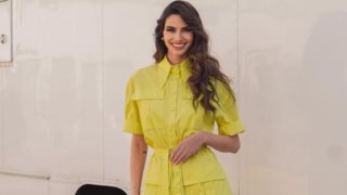 Η Ηλιάνα Παπαγεωργίου φόρεσε τη denim καμπαρντίνα που θα αντικαταστήσει το τζιν μπουφάν