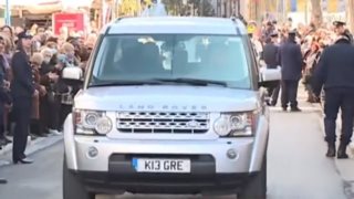 Τέως Βασιλιάς Κωνσταντίνος | Τι συμβολίζει το λευκό τζιπ που επιβαίνουν Παύλος και Άννα Μαρία;