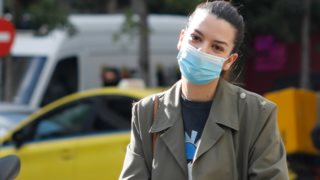 Η Νικολέττα Ράλλη κάνει βόλτες με την 6 μηνών κόρη της στη χριστουγεννιάτικη Αθήνα