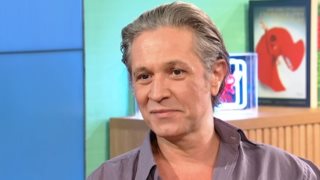 Αιμίλιος Χειλάκης: "Ακόμα βρισκόμαστε με τον μεγάλο εφηβικό μου έρωτα - Έχει κάνει την οικογένειά της"