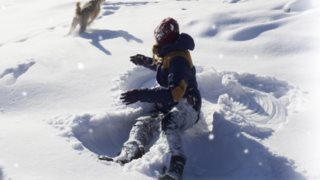 Χιονισμένοι Celebrities Με Δίκτυο 4G: «Μην εμπιστεύεσαι ποτέ όσα βλέπεις. Το αλάτι από μακριά μοιάζει πολύ με ζάχαρη»